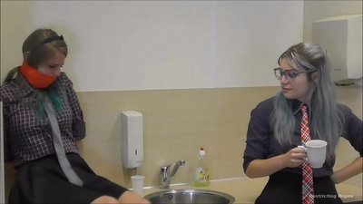 Závislá / zviazaná a s roubíkom / dáma v núdzi